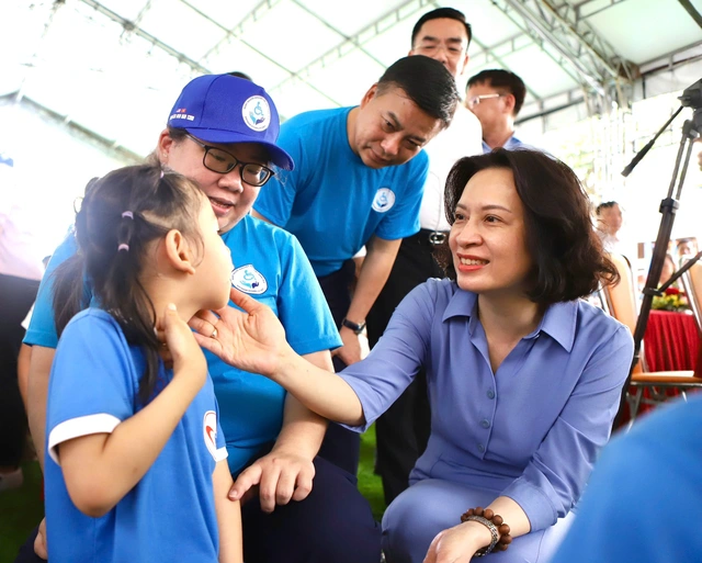 Thứ trưởng Bộ Y tế Nguyễn Thị Liên Hương thăm và tặng quà cho trẻ em khuyết tật tại TPHCM