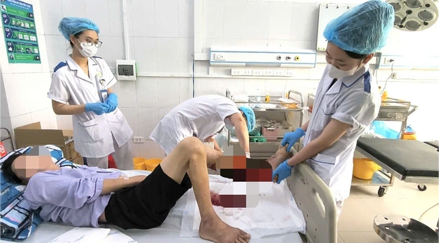 Suýt mất mạng vì tự bôi dầu gió, chườm đá vào vết thương