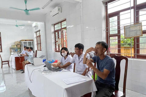 Hơn 300 người được khám sàng lọc bệnh phổi tắc nghẽn mạn tính và hen phế quản