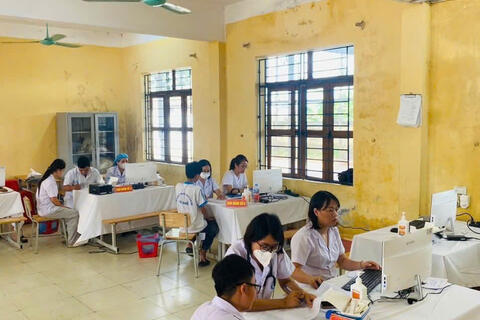 Khám sức khỏe định kỳ cho hơn 3.500 học sinh và giáo viên