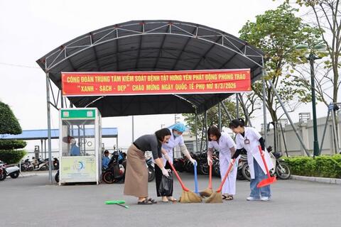 Trung tâm Kiểm soát bệnh tật tỉnh Hưng Yên sôi nổi tổng vệ sinh môi trường, hưởng ứng Tuần lễ Áo dài