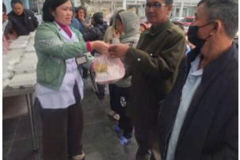 Bệnh viện đa khoa Phố Nối: Trao tặng hơn 200 suất cơm, cháo miễn phí cho bệnh nhân