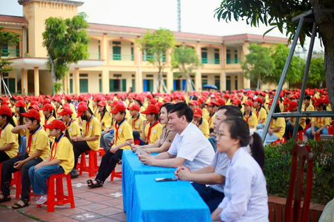 Bệnh viện Mắt Thái Bình tỉnh Hưng Yên tổ chức khám và tư vấn thị lực cho học sinh trường Trần Lãm