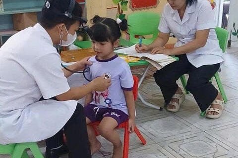 124 trẻ em trường mầm non Hoàng Hanh được  khám sức khoẻ cuối năm học