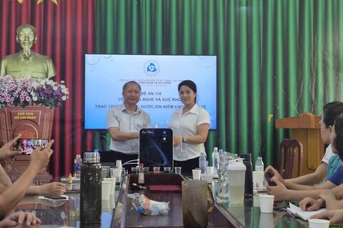 Trao tặng máy lọc nước ion kiềm Hydrogen cho trạm y tế xã Văn Giang