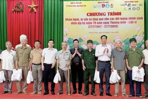 Khám bệnh, tư vấn sức khỏe và tặng quà cho các đối tượng chính sách tại xã Khoái Châu