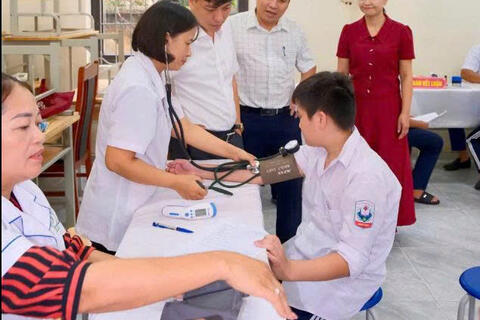 Trạm Y tế xã Khoái Châu khám sức khỏe định kỳ miễn phí cho hơn 1.000 học sinh