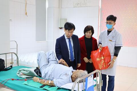 Bệnh viện đa khoa Vũ Thư tổ chức tặng quà, động viên bệnh nhân chạy thận nhân dịp Tết Nguyên đán 2026