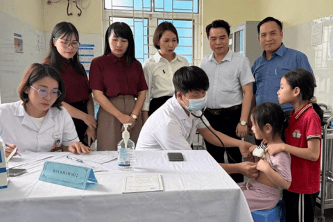 Trạm Y tế xã Khoái Châu khám sàng lọc miễn phí, phát hiện sớm trẻ em mắc bệnh tim bẩm sinh