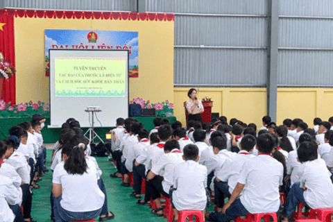 Trạm Y tế xã Minh Thọ truyền thông phòng, chống tác hại thuốc lá điện tử và chăm sóc sức khỏe cho gần 300 học sinh