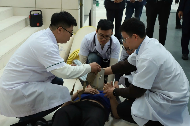 Diễn tập đảm bảo công tác y tế phục vụ Đại hội Đại biểu toàn quốc lần thứ XIV của Đảng - Ảnh 9.