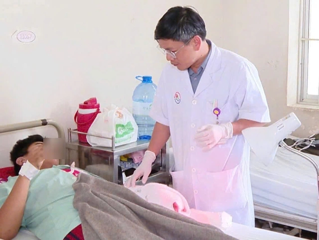 Nam sinh bị dập nát bàn tay do pháo nổ- Ảnh 2.