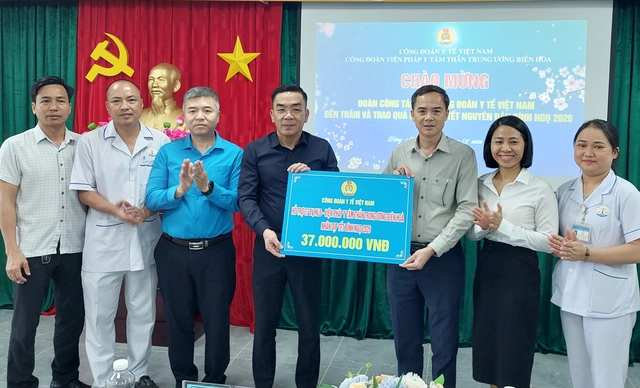 Công đoàn Y tế Việt Nam thăm, động viên cán bộ y tế làm việc trong môi trường đặc thù tại TPHCM và Đồng Nai- Ảnh 1. Công đoàn Y tế Việt Nam thăm, động viên cán bộ y tế làm việc trong môi trường đặc thù tại TPHCM và Đồng Nai- Ảnh 1.