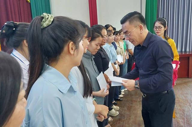 Công đoàn Y tế Việt Nam thăm, động viên cán bộ y tế làm việc trong môi trường đặc thù tại TPHCM và Đồng Nai- Ảnh 2. Công đoàn Y tế Việt Nam thăm, động viên cán bộ y tế làm việc trong môi trường đặc thù tại TPHCM và Đồng Nai- Ảnh 2.