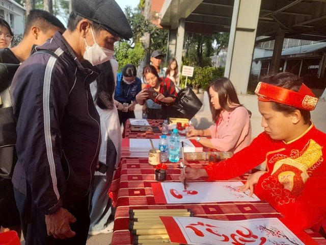 Chăm lo Tết trong bệnh viện hạng đặc biệt: Khi nhân viên y tế làm ‘người giữ Xuân’ cho bệnh nhân- Ảnh 5.