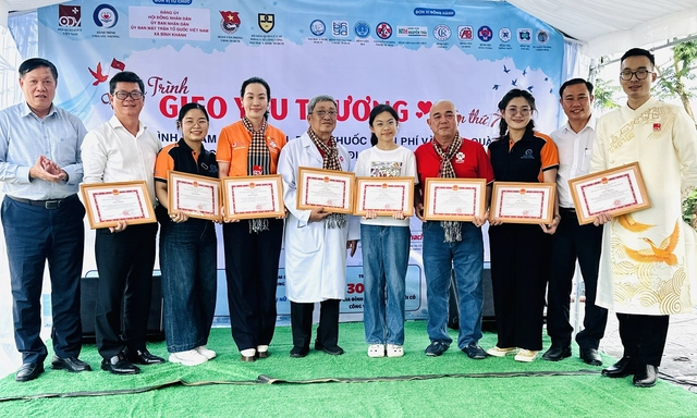 Thứ trưởng Bộ Y tế Đỗ Xuân Tuyên: Chung tay chăm sóc sức khỏe người dân, để mọi nhà đều có Tết ấm- Ảnh 2.