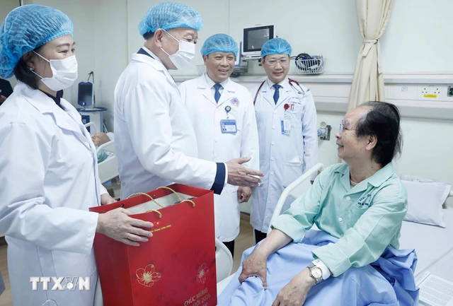 Tổng Bí thư: "Ngành y tế là nơi hội tụ của trí tuệ và lòng nhân ái..."- Ảnh 2. Tổng Bí thư: "Ngành y tế là nơi hội tụ của trí tuệ và lòng nhân ái..."- Ảnh 2.
