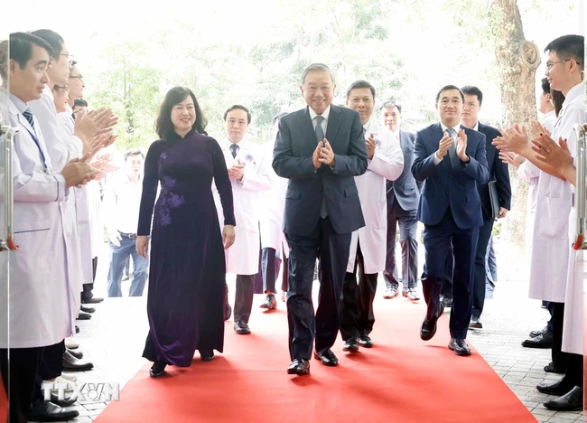 Tổng Bí thư: "Ngành y tế là nơi hội tụ của trí tuệ và lòng nhân ái..."- Ảnh 3. Tổng Bí thư Tô Lâm đến thăm, chúc mừng cán bộ, bác sĩ, nhân viên y tế Bệnh viện Hữu nghị - Ảnh: TTXVN