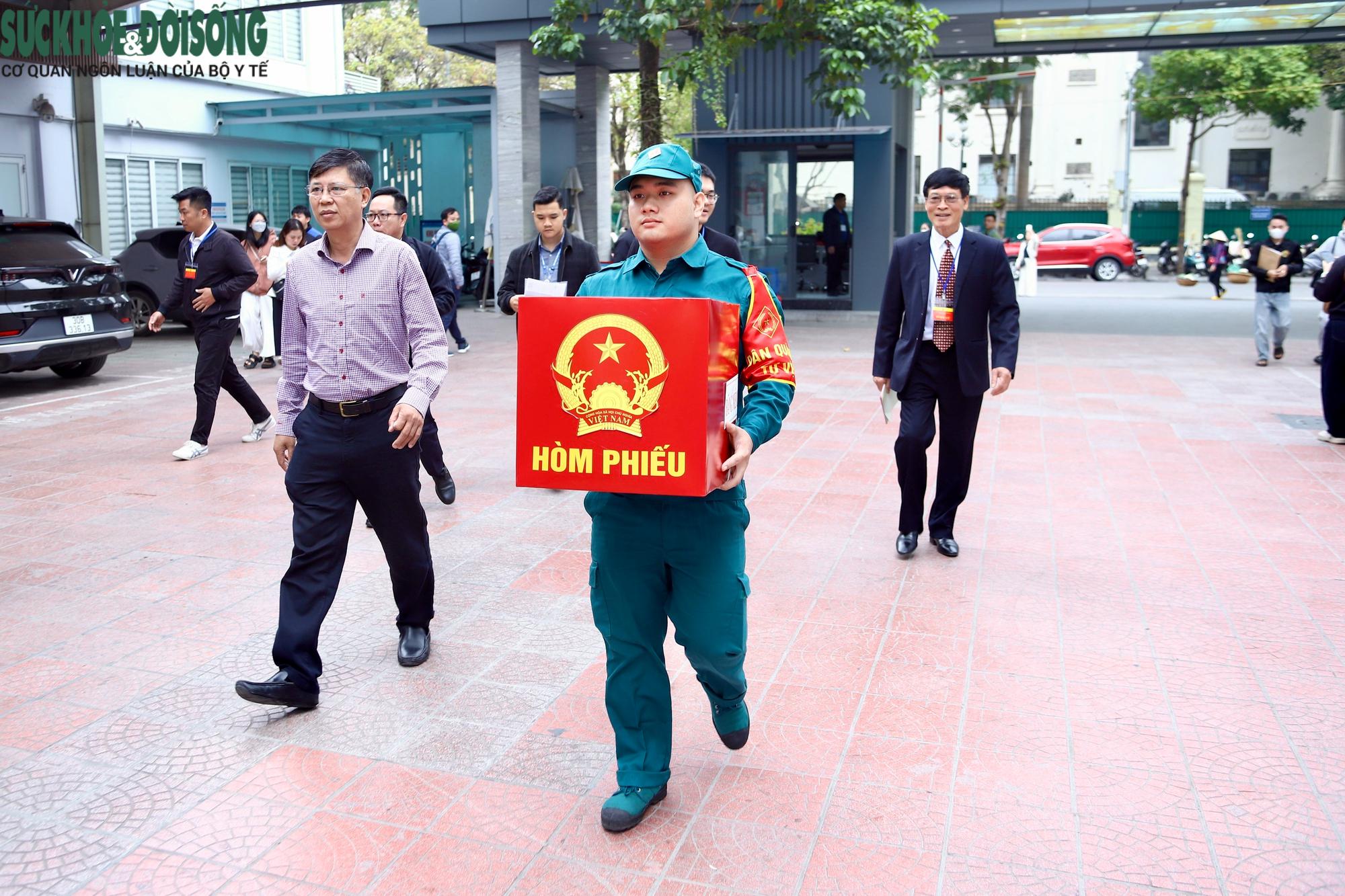 Đưa hòm phiếu tới bệnh viện: Những lá phiếu tín nhiệm từ giường bệnh- Ảnh 10. Đưa hòm phiếu tới bệnh viện: Những lá phiếu tín nhiệm từ giường bệnh- Ảnh 10.