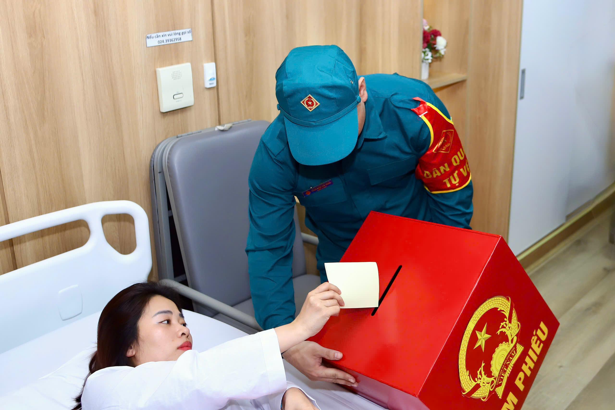 Đưa hòm phiếu tới bệnh viện: Những lá phiếu tín nhiệm từ giường bệnh- Ảnh 13. Đưa hòm phiếu tới bệnh viện: Những lá phiếu tín nhiệm từ giường bệnh- Ảnh 13.