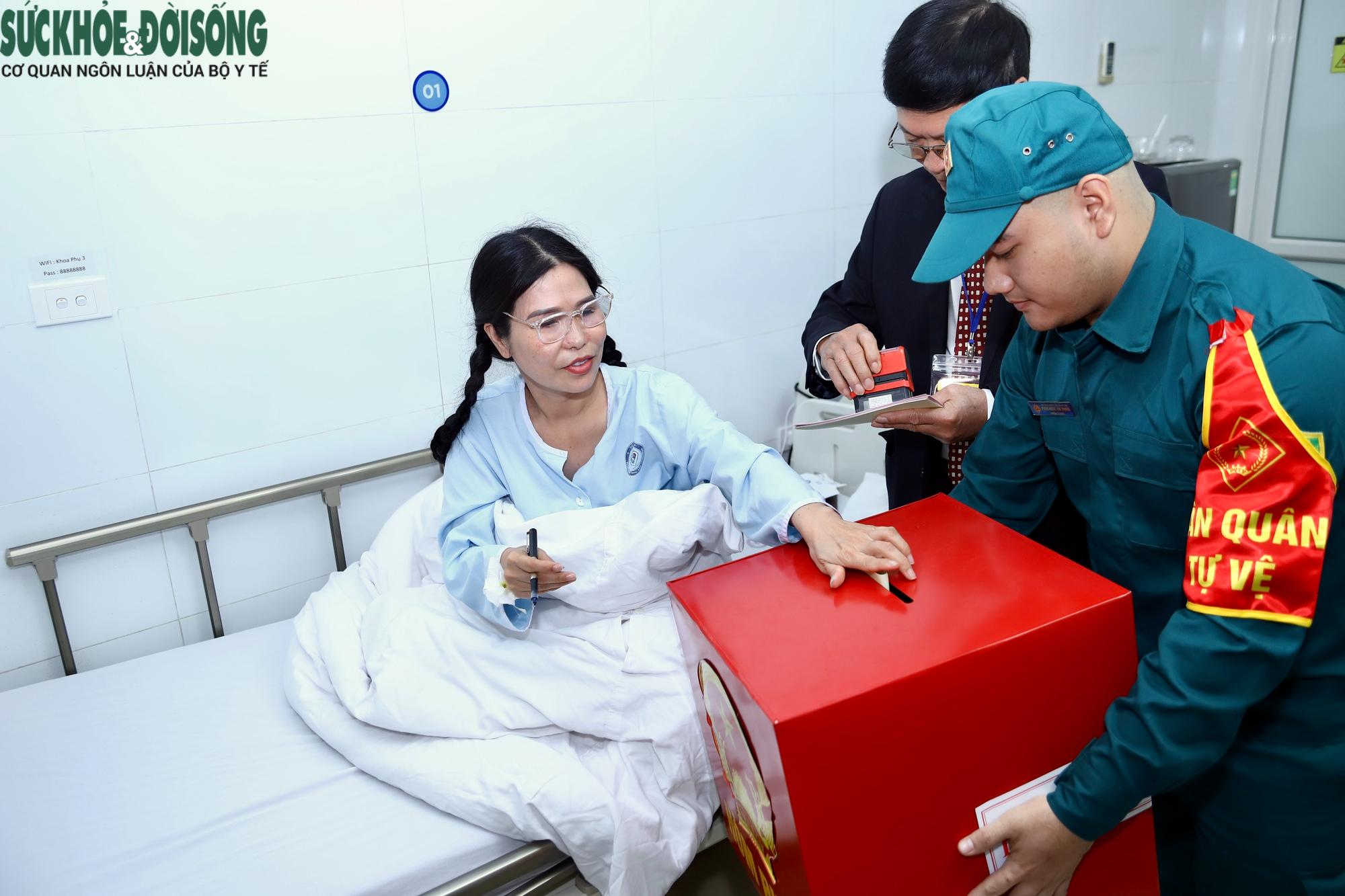 Đưa hòm phiếu tới bệnh viện: Những lá phiếu tín nhiệm từ giường bệnh- Ảnh 12. Đưa hòm phiếu tới bệnh viện: Những lá phiếu tín nhiệm từ giường bệnh- Ảnh 12.