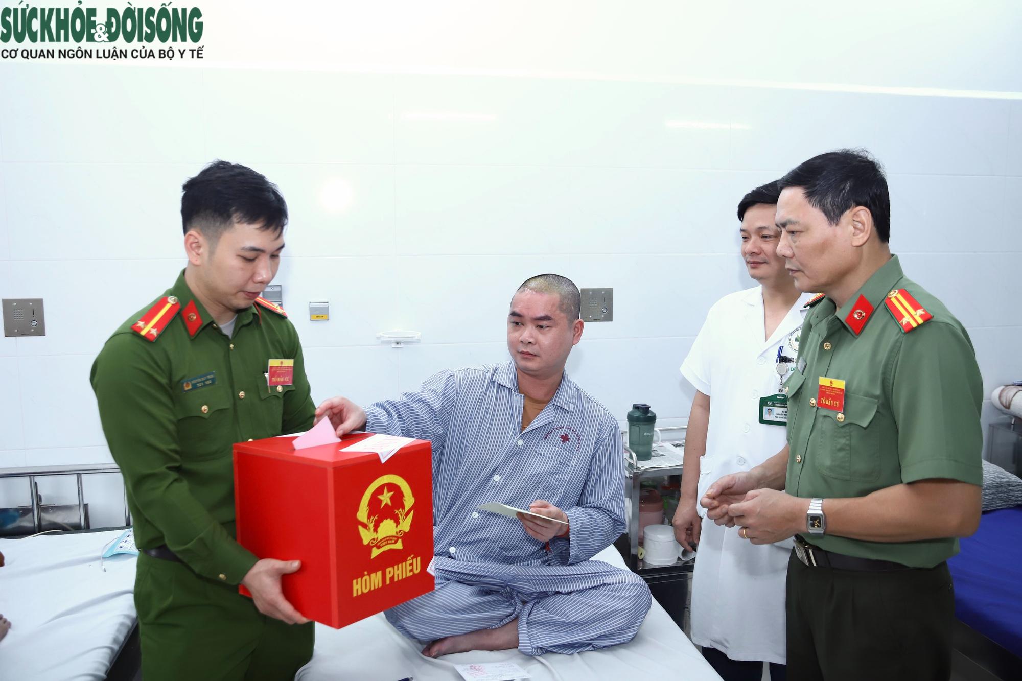 Đưa hòm phiếu tới bệnh viện: Những lá phiếu tín nhiệm từ giường bệnh- Ảnh 8. Đưa hòm phiếu tới bệnh viện: Những lá phiếu tín nhiệm từ giường bệnh- Ảnh 8.