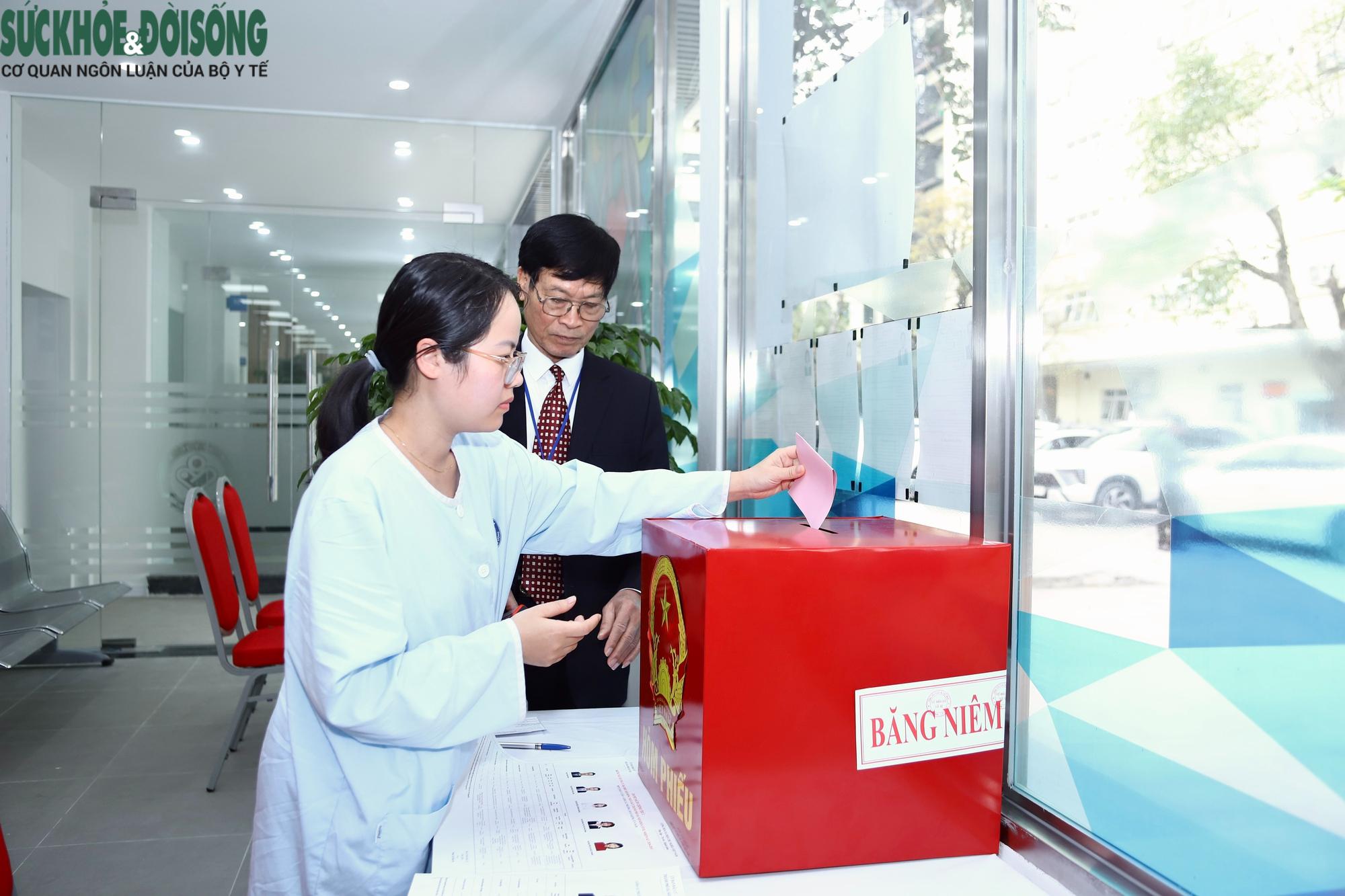Đưa hòm phiếu tới bệnh viện: Những lá phiếu tín nhiệm từ giường bệnh- Ảnh 11. Đưa hòm phiếu tới bệnh viện: Những lá phiếu tín nhiệm từ giường bệnh- Ảnh 11.