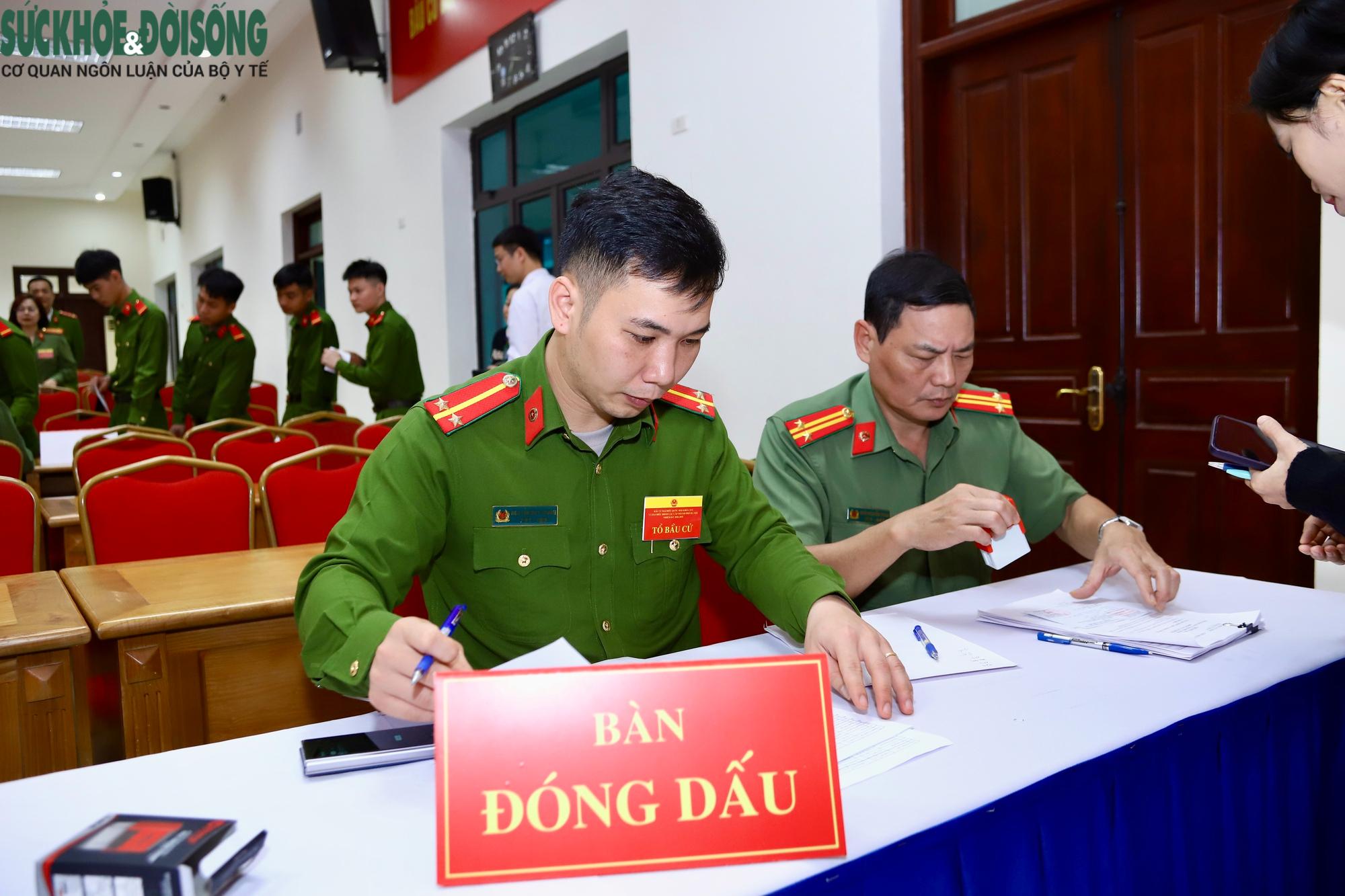 Đưa hòm phiếu tới bệnh viện: Những lá phiếu tín nhiệm từ giường bệnh- Ảnh 7. Đưa hòm phiếu tới bệnh viện: Những lá phiếu tín nhiệm từ giường bệnh- Ảnh 7.