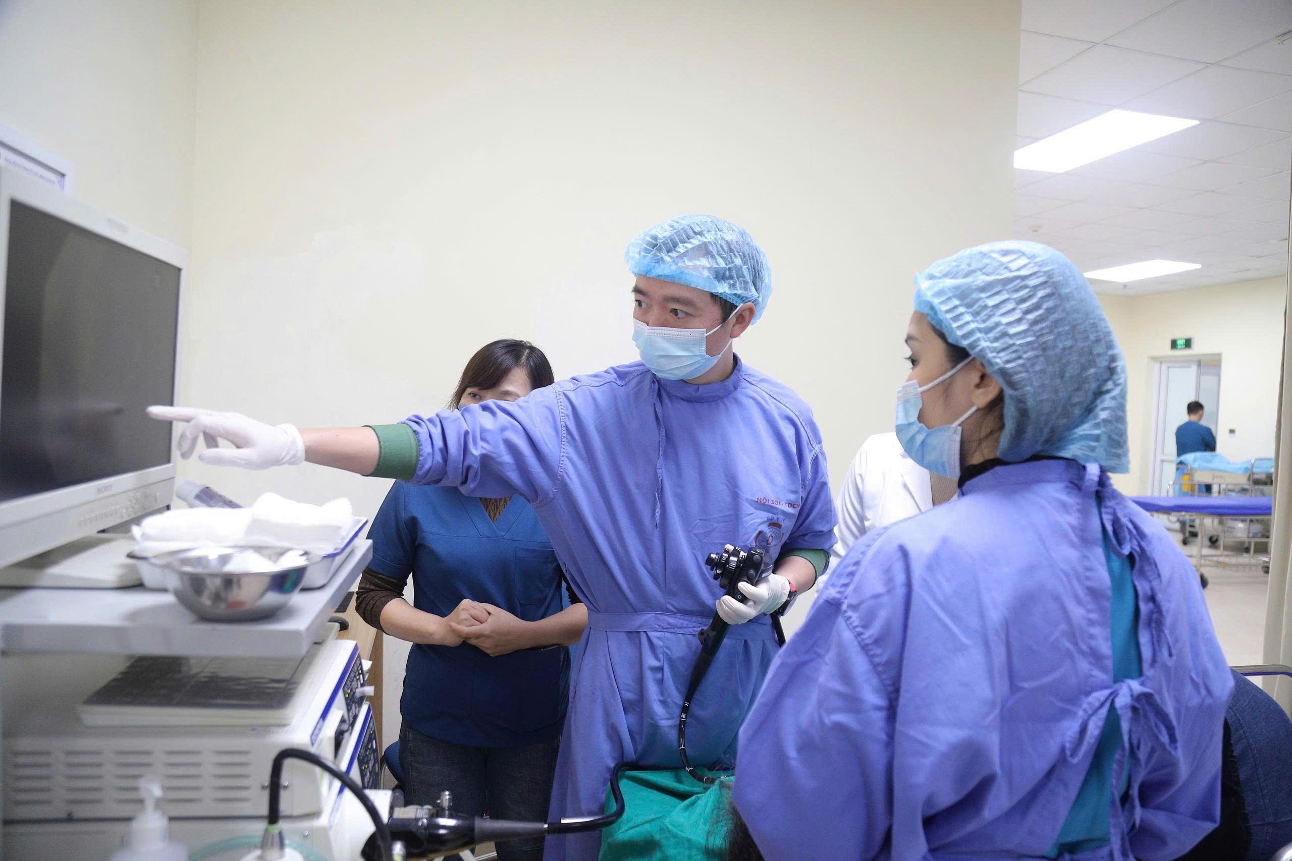 Bệnh viện K ứng dụng hệ thống siêu âm nội soi phóng đại x150 lần, tạo đột phá về tầm soát, điều trị ung thư- Ảnh 2. Bệnh viện K ứng dụng hệ thống siêu âm nội soi phóng đại x150 lần, tạo đột phá về tầm soát, điều trị ung thư- Ảnh 2.