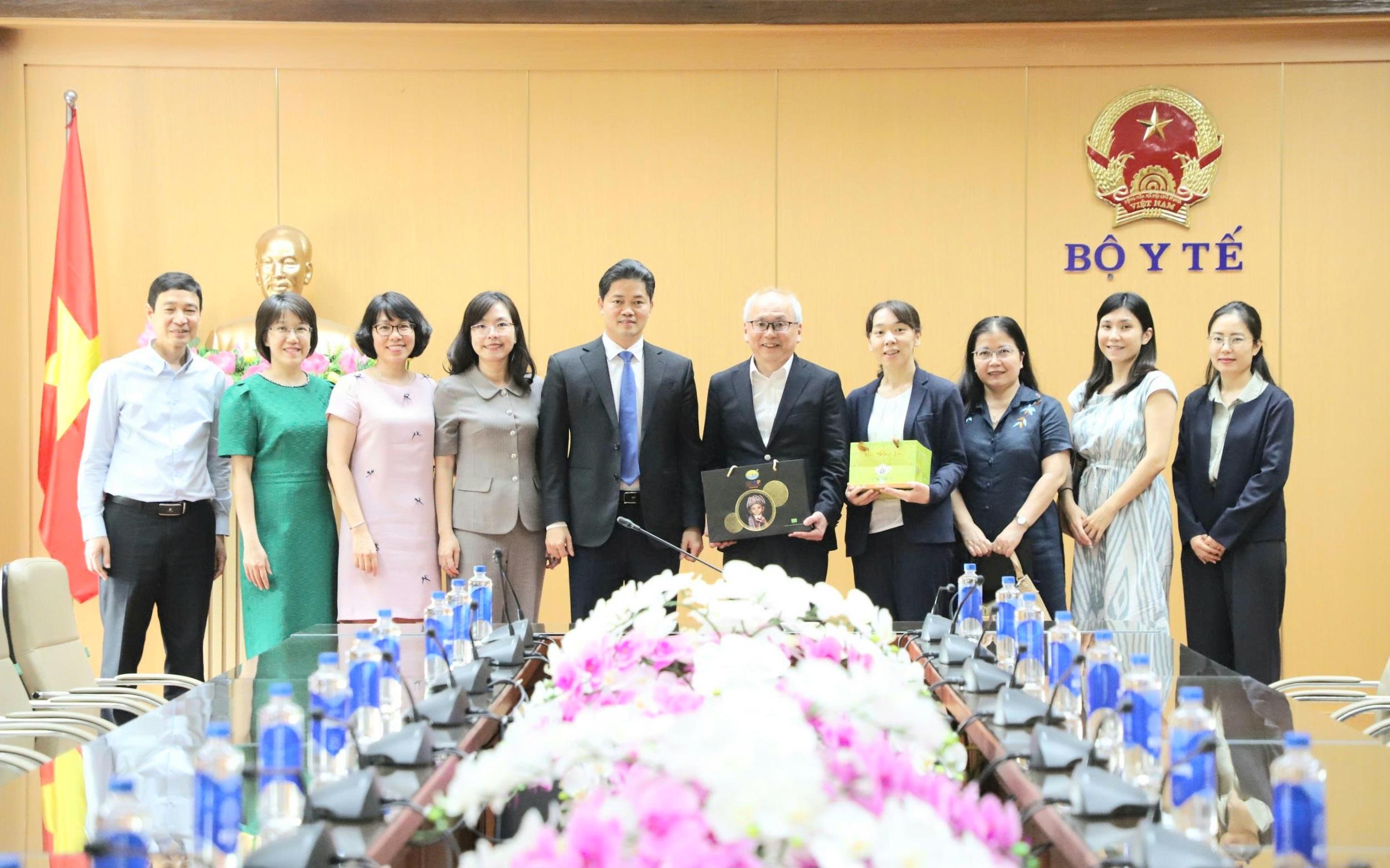 Thứ trưởng Thường trực Vũ Mạnh Hà tiếp và làm việc với chuyên gia cố vấn chính sách y tế của JICA - Ảnh 4. Thứ trưởng Thường trực Vũ Mạnh Hà tiếp và làm việc với chuyên gia cố vấn chính sách y tế của JICA - Ảnh 4.