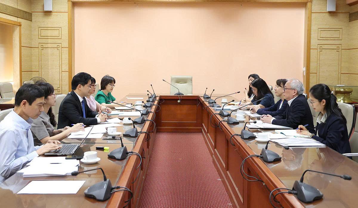 Thứ trưởng Thường trực Vũ Mạnh Hà tiếp và làm việc với chuyên gia cố vấn chính sách y tế của JICA - Ảnh 3. Thứ trưởng Thường trực Vũ Mạnh Hà tiếp và làm việc với chuyên gia cố vấn chính sách y tế của JICA - Ảnh 3.