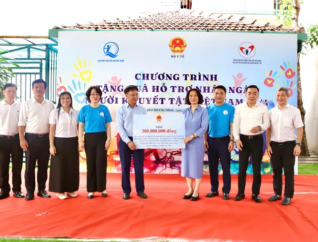Thứ trưởng Bộ Y tế Nguyễn Thị Liên Hương thăm và tặng quà cho trẻ em khuyết tật tại TPHCM- Ảnh 3.