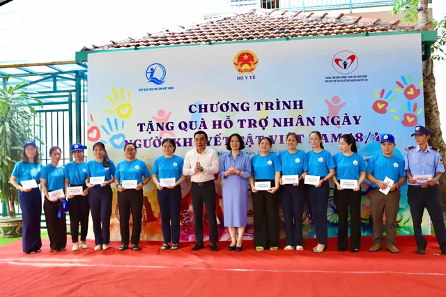 Thứ trưởng Bộ Y tế Nguyễn Thị Liên Hương thăm và tặng quà cho trẻ em khuyết tật tại TPHCM- Ảnh 5.