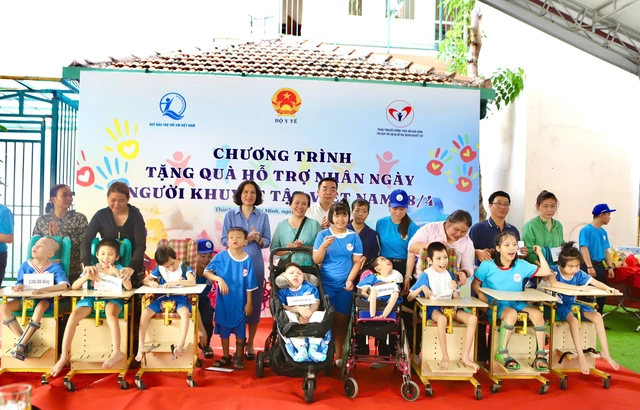 Thứ trưởng Bộ Y tế Nguyễn Thị Liên Hương thăm và tặng quà cho trẻ em khuyết tật tại TPHCM- Ảnh 4.