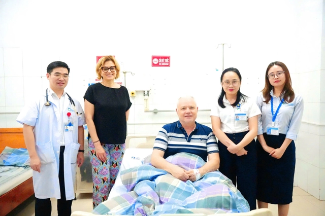 Cứu sống du khách Pháp bị nhồi máu cơ tim khi đang du lịch tại Quảng Ninh- Ảnh 2.