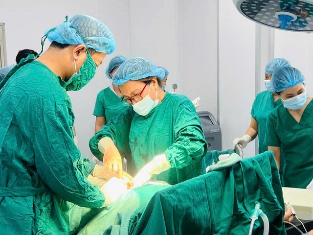 'Báo động đỏ' cứu mẹ con sản phụ rau bong non- Ảnh 1.