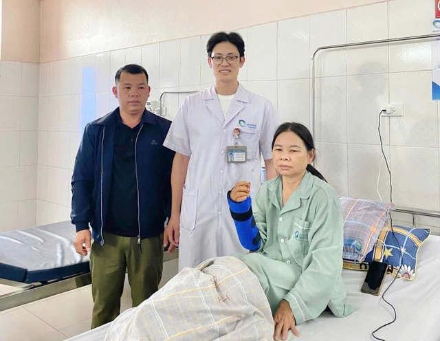 Vi phẫu cứu bàn tay gần đứt rời do tai nạn nổ bình khí nén - Ảnh 2.