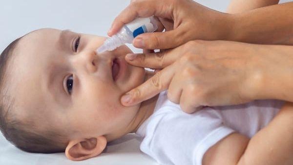 Chuyên gia cảnh báo: Nguy cơ nhiễm khuẩn, trầy xước mắt của thói quen sang chiết nước muối sinh lý tại nhà- Ảnh 3. Chuyên gia cảnh báo: Nguy cơ nhiễm khuẩn, trầy xước mắt của thói quen sang chiết nước muối sinh lý tại nhà- Ảnh 3.